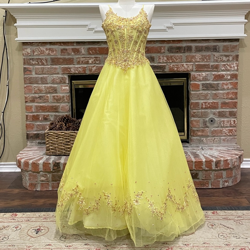 Mon Cherie yellow sequined prom homecoming bridesmaid dress / 4 / EUC (Like new)